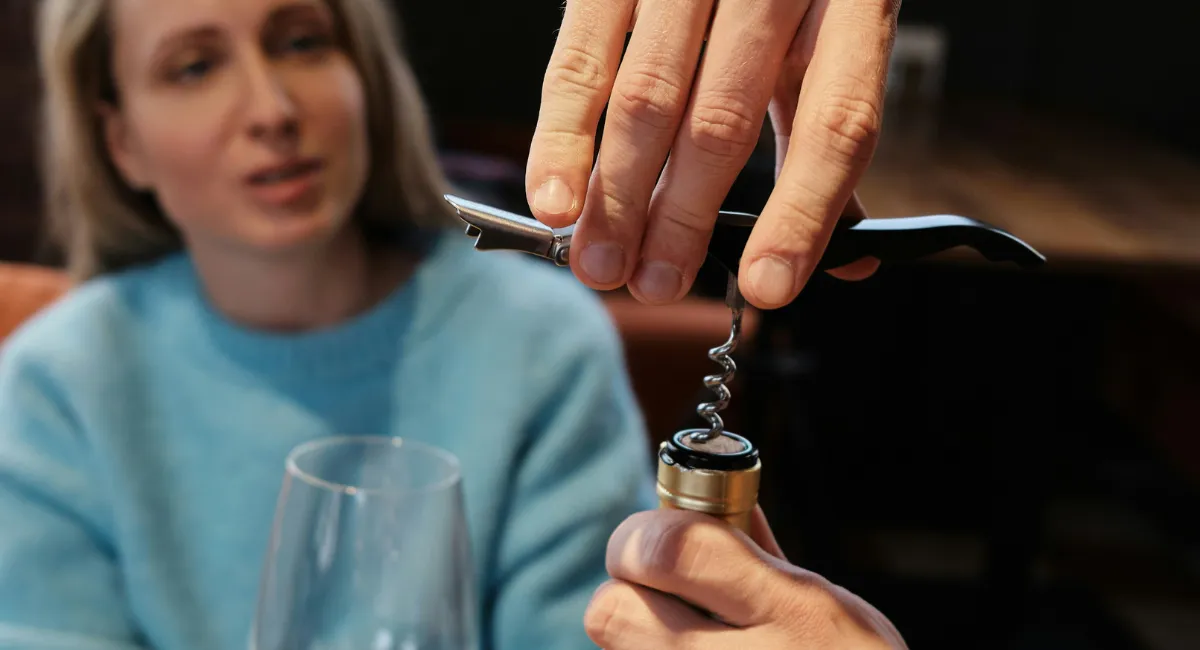 Pourquoi nous fait-on goûter le vin au restaurant ?